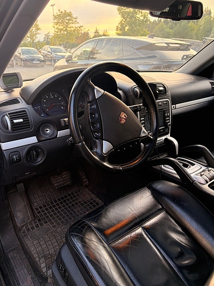 Porsche Cayenne 2 of 5