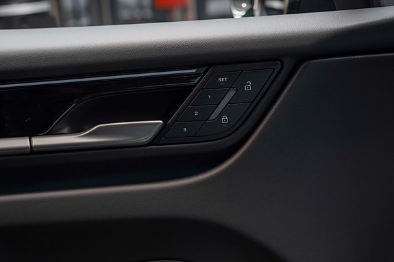 Porsche Macan 22 of 30