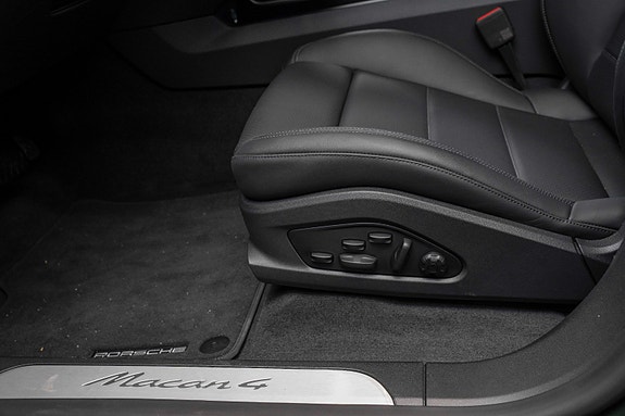 Porsche Macan 25 of 30