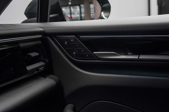 Porsche Macan 21 of 30