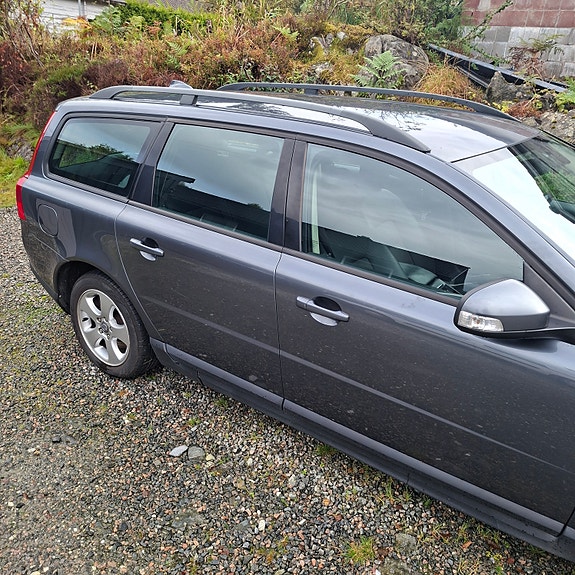 Volvo V70 2 of 16