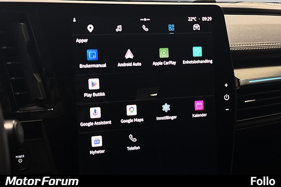 Stor berøringsskjerm med Apple CarPlay og Android Auto integrert.