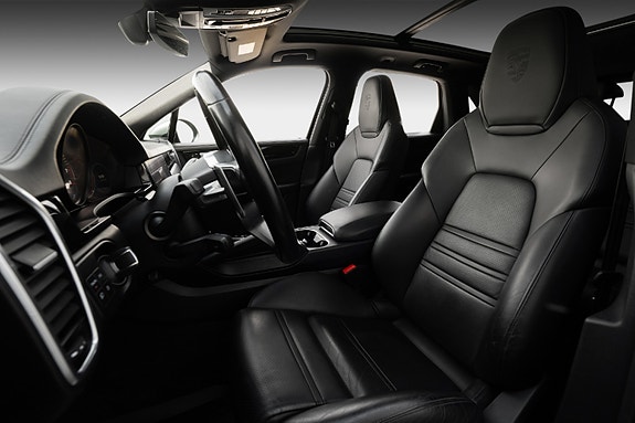 Porsche Cayenne 10 of 30