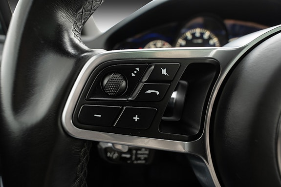 Porsche Cayenne 22 of 30