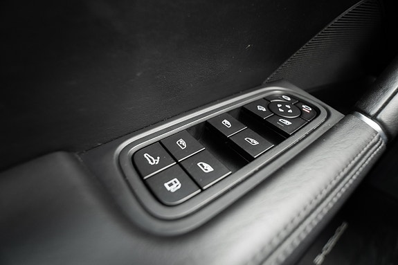 Porsche Cayenne 27 of 30