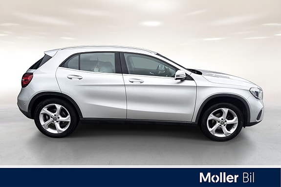 Mercedes-Benz GLA180 4 of 26