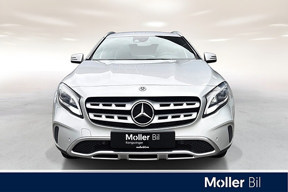 Mercedes-Benz GLA180 2 of 26