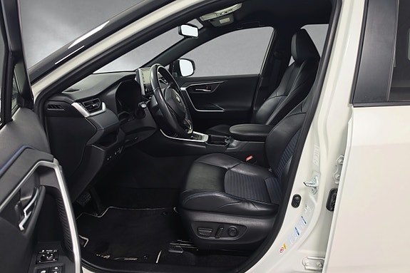 Toyota RAV4 6 of 17