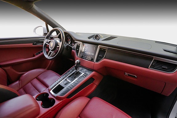Porsche Macan 13 of 30