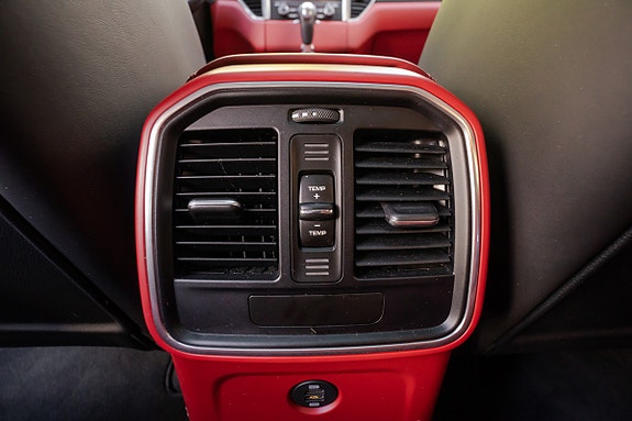 Porsche Macan 30 of 30