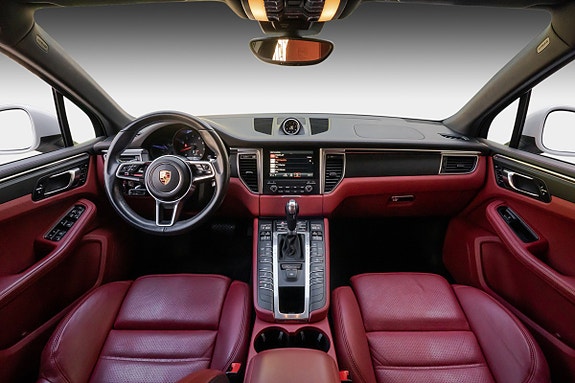 Porsche Macan 12 of 30