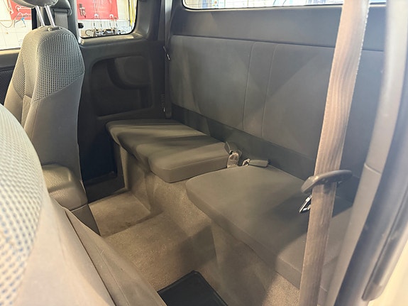 Toyota HiLux 9 of 17