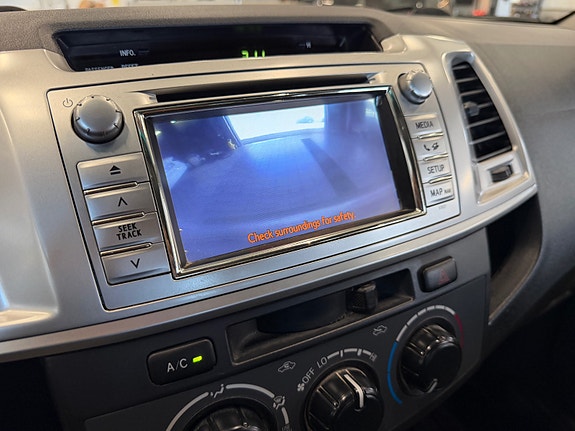 Toyota HiLux 11 of 17