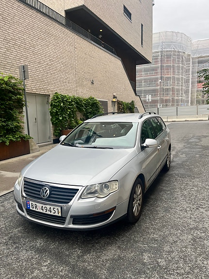 Volkswagen Passat 2 of 7