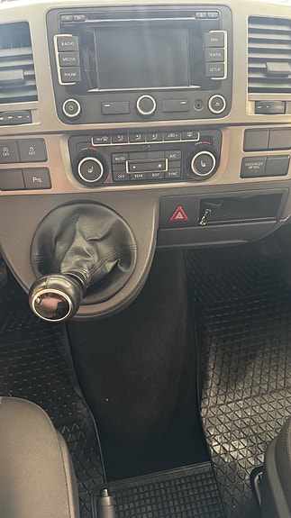 Volkswagen Caravelle 9 of 22