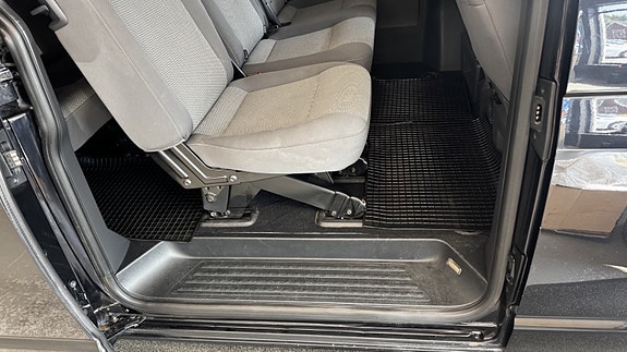 Volkswagen Caravelle 21 of 22