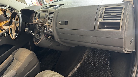Volkswagen Caravelle 10 of 22