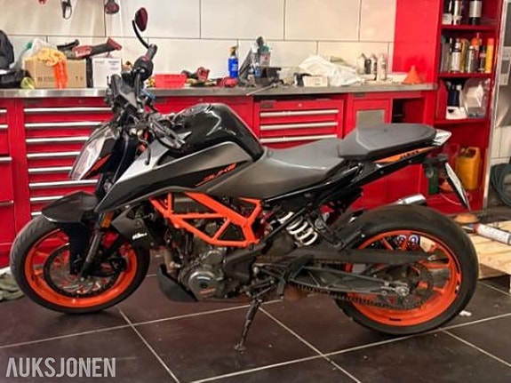 KTM 390 Duke 2 of 6