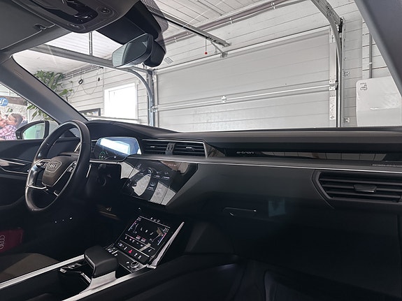Audi e-tron 11 of 30