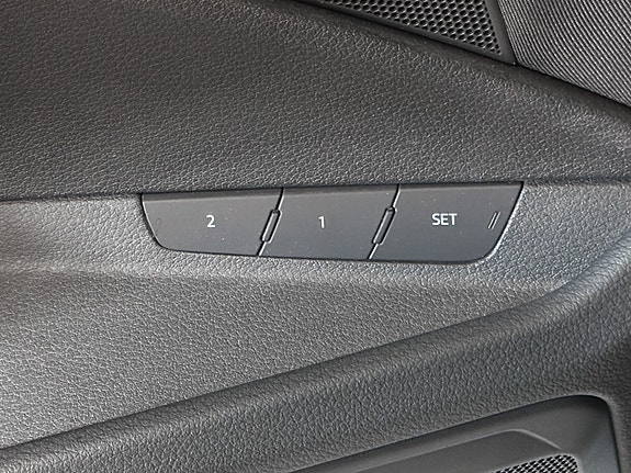 Audi e-tron 8 of 30