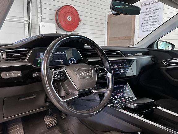 Audi e-tron 7 of 30