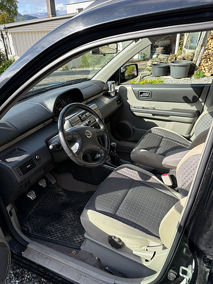 Nissan X-Trail 3 of 10