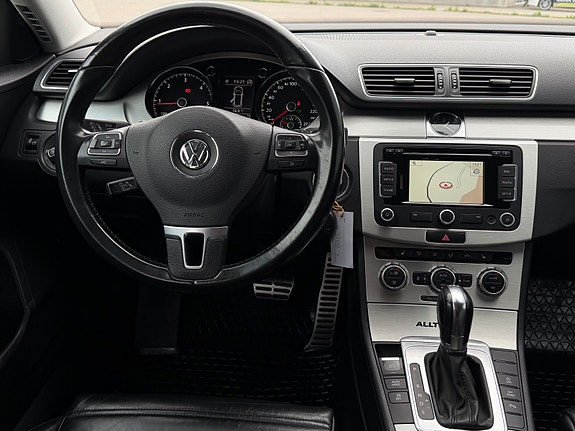 Volkswagen Passat Alltrack 22 of 30