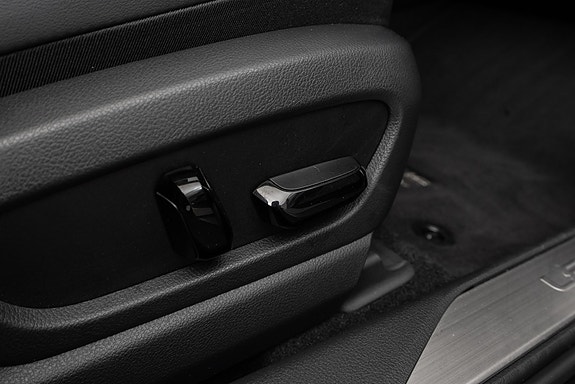 Lexus UX300e 24 of 25