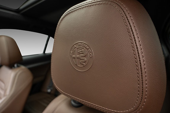 Alfa Romeo Stelvio 28 of 30