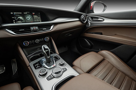 Alfa Romeo Stelvio 21 of 30
