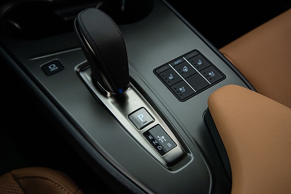 Lexus UX300e 13 of 23