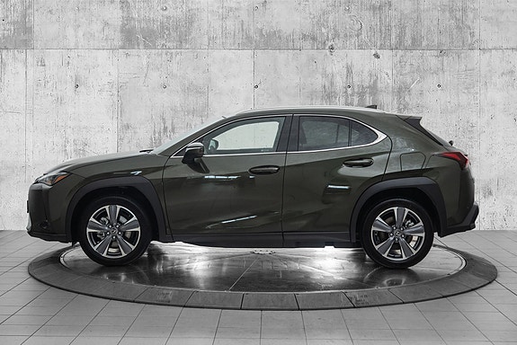 Lexus UX300e 2 of 23