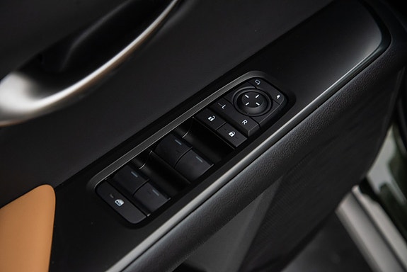 Lexus UX300e 14 of 23