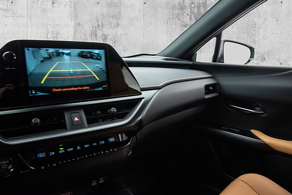 Lexus UX300e 12 of 23