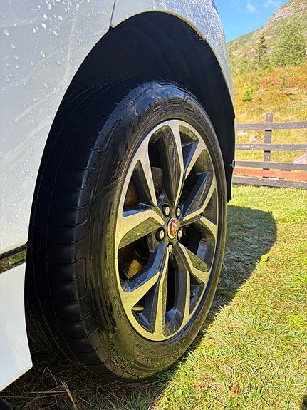 Jaguar I-PACE 4 of 13