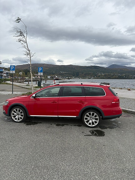 Volkswagen Passat Alltrack 2 of 19