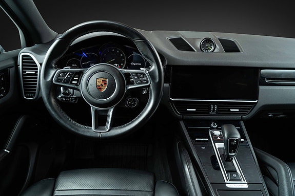 Porsche Cayenne 14 of 30