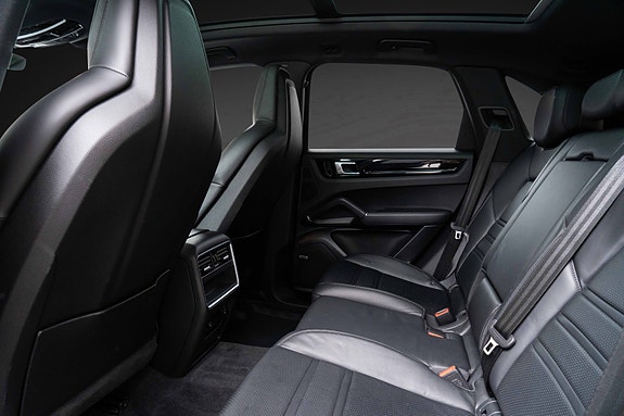 Porsche Cayenne 27 of 30