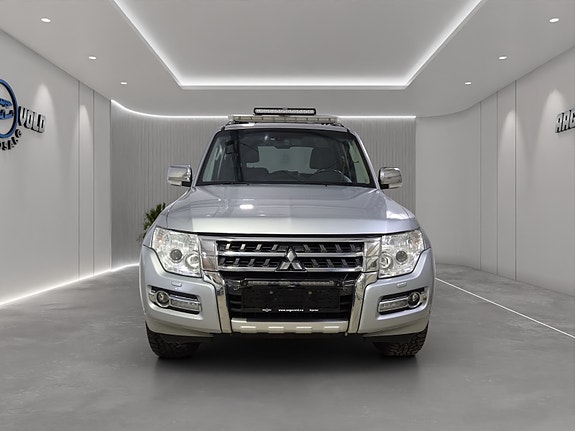 Mitsubishi Pajero 4 of 27