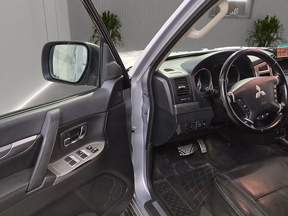 Mitsubishi Pajero 16 of 27