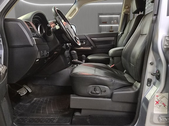 Mitsubishi Pajero 11 of 27