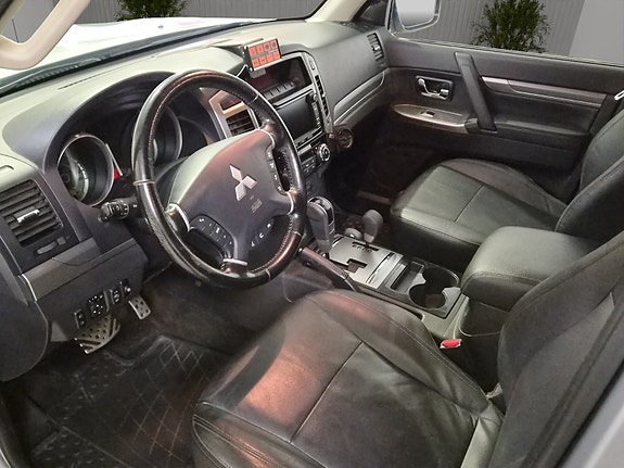 Mitsubishi Pajero 12 of 27