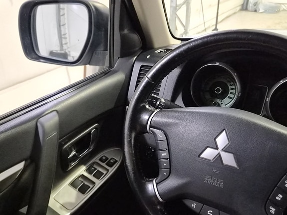 Mitsubishi Pajero 14 of 27
