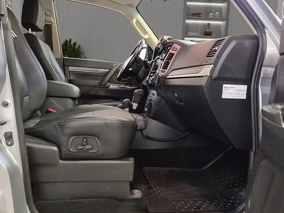 Mitsubishi Pajero 13 of 27