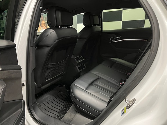 Audi e-tron 27 of 30
