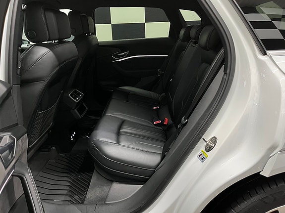 Audi e-tron 26 of 30