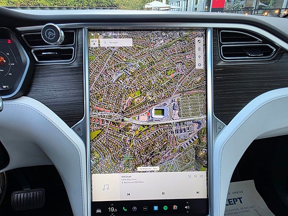 Tesla Model X 21 of 30