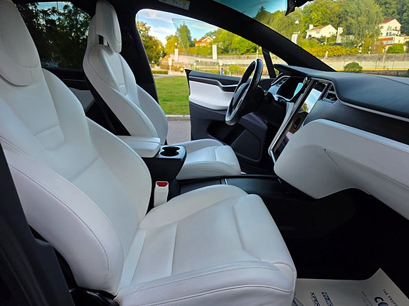 Tesla Model X 27 of 30