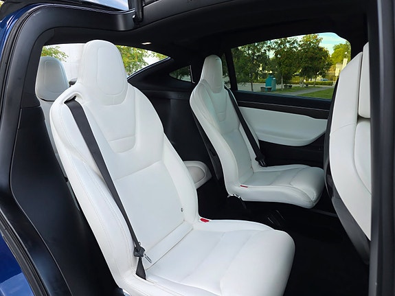 Tesla Model X 29 of 30