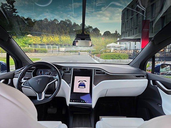 Tesla Model X 26 of 30